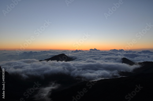 Plakat na papierze fotorealistycznym Chmury i góry przy świtem - Maui, Hawaii
