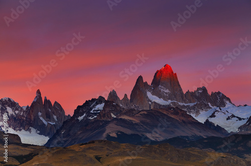 Board z aluminiowym obramowaniem Mount fitz roy o wschodzie słońca, patagonia, argentyna