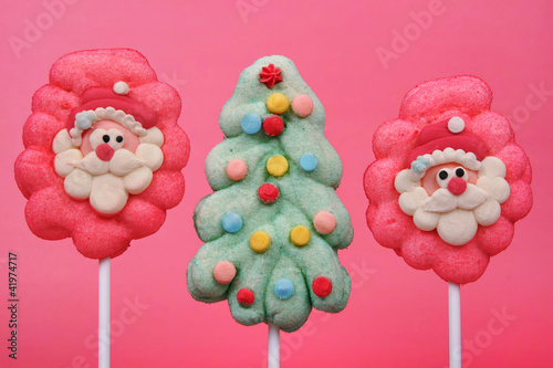 Board z aluminiowym obramowaniem Bożenarodzeniowy marshmallow na różowym tle