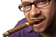 Młody mężczyzna w okularach palący cygaro
