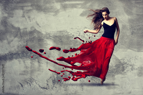 tanczaca-kobieta-w-czerwonej-sukni-przypominajacej-rozlana-ciecz