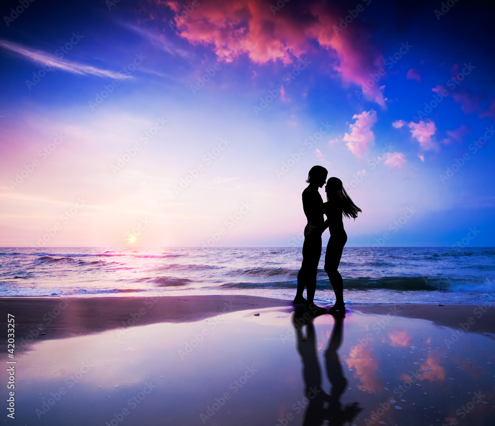 Foto-Kissen - Romantic couple in love on beach at sunset