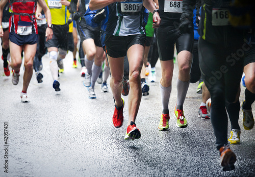 maratonczycy-w-trakcie-maratonu-biegu