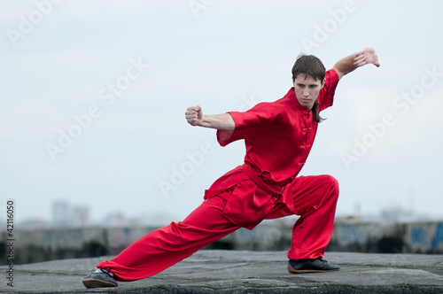 Fototapety Kung fu  mezczyzna-wushoo-w-czerwieni-cwiczy-sztuke-walki