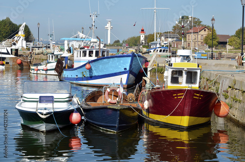 Board z aluminiowym obramowaniem Łodzie rybackie w porcie Honfleur we Francji