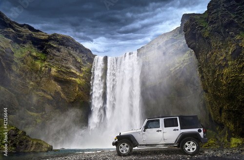 Naklejka na szybę Biały jeep na tle pięknego wodospadu w klifie