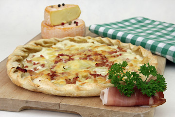 Wall Mural - Flammkuchen mit Munsterkäse