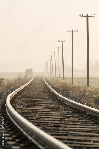 Fototapeta na wymiar Einspurige Bahnlinie im Morgennebel