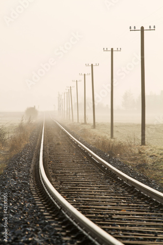 Nowoczesny obraz na płótnie Einspurige Bahnlinie im Morgennebel