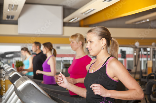 Fotografie, Obraz junge Menschen beim Training auf Laufbändern im Fitnessstudio