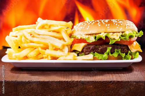 Board z aluminiowym obramowaniem Hamburger z frytkami