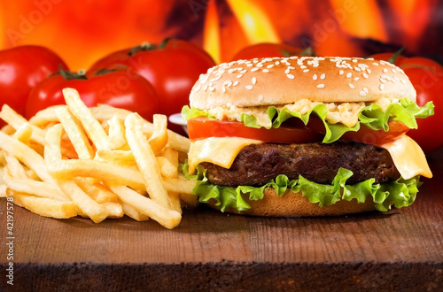 Board z aluminiowym obramowaniem Hamburger z frytkami