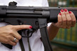 Maschinenpistole in Frauenhand
