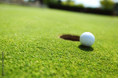 Board z aluminiowym obramowaniem Piłeczka golfowa na wardze filiżanki