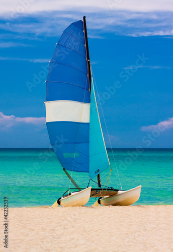 Board z aluminiowym obramowaniem Żaglówka na plaży na Kubie
