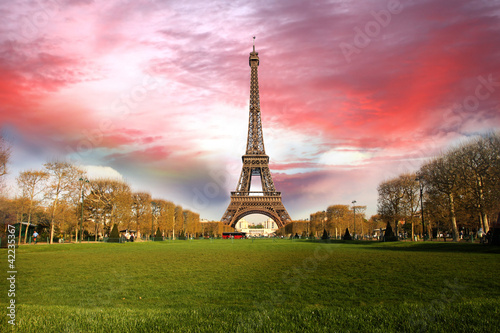 Board z aluminiowym obramowaniem Wieża eifla z parkiem w Paris, Francja