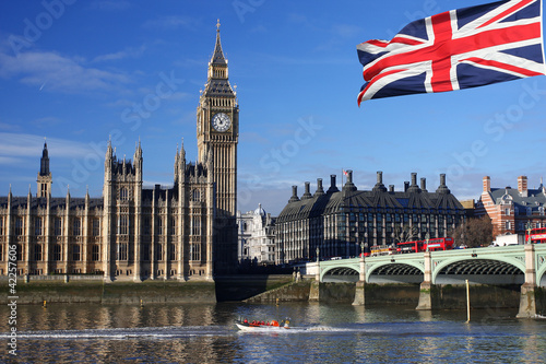 Obraz na płótnie canvas trzyczęściowy "tryptyk" Big ben z łodzią miejską w londynie, wielkiej brytanii