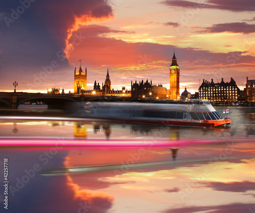 Obraz na płótnie canvas Big Ben z łodzi miejskiej w londyńskiej nocy, Wielka Brytania