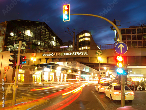 Obraz na płótnie canvas trzyczęściowy "tryptyk" Friedrichstraße w nocy