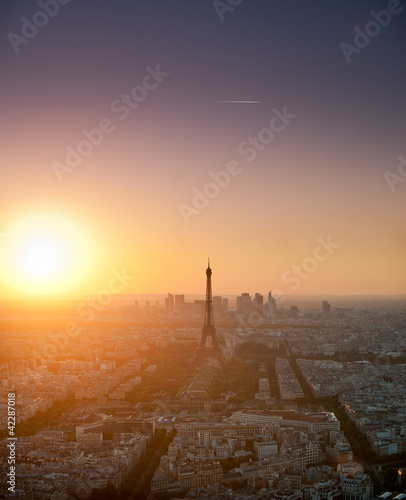 wieza-eiffla-i-widok-na-paryz-z-wiezy-montparnasse