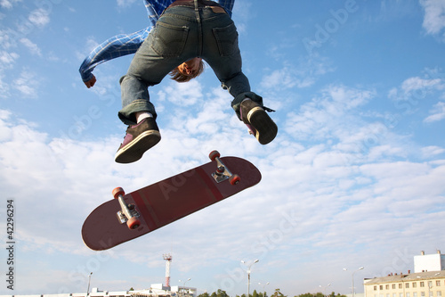Tapeta ścienna Skater nad miastem