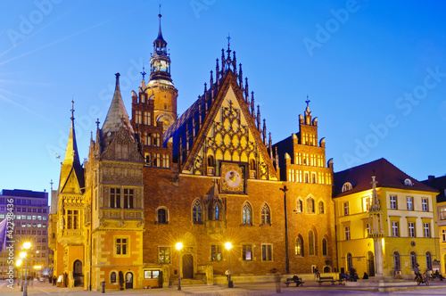 Naklejka na drzwi old city hall in wroclaw at night