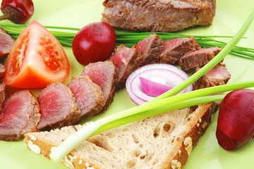 Poster - main course : meat served on green plate