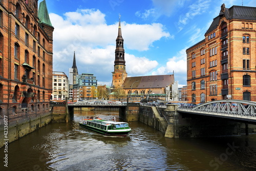 hamburger-speicherstadt-z-kosciolem-sw-katarzyny