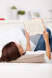 © contrastwerkstatt - frau liegt auf dem sofa und liest ein buch
