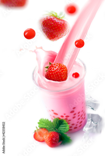 Obraz w ramie Pouring a glass of strawberry boba tea