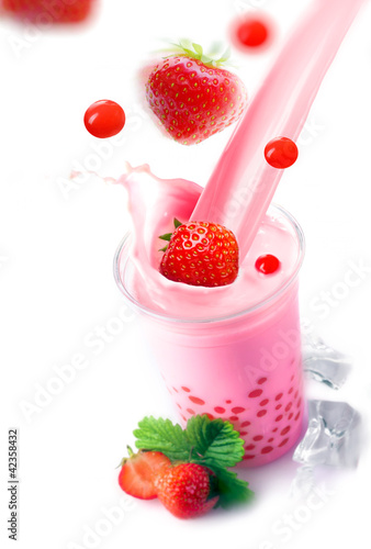 Fototapeta do kuchni Pouring a glass of strawberry boba tea