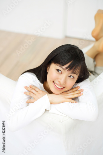 ソファに寝そべる女の子 Stock Photo Adobe Stock ソファに寝そべる女の子 Stock Photo Adobe Stock