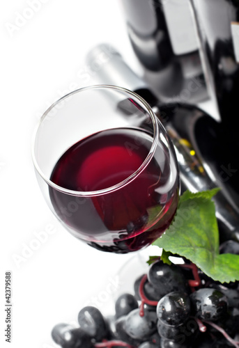 Plakat na papierze fotorealistycznym Czerwone wino i winogron, pojedyncze, białe tło