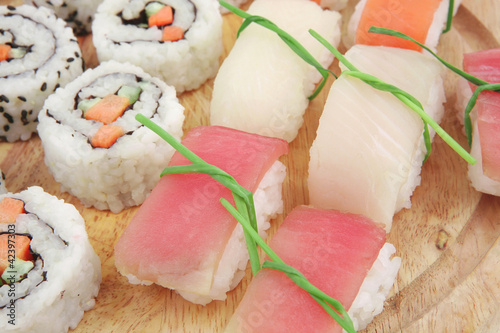 Tapeta ścienna Maki roll z głęboko smażonymi warzywami wewnątrz i sushi nigiri