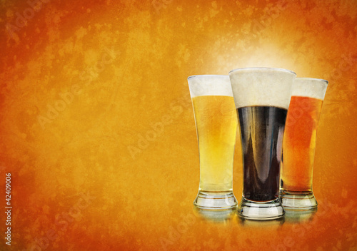 Board z aluminiowym obramowaniem Alkoholu szklanki piwa na tekstura tło