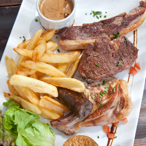 Grillades Frites Acheter cette photo libre de droit et découvrir des