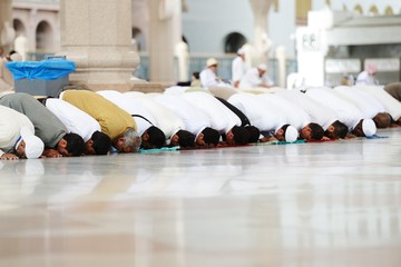 Fototapete - Muslims praying together at Holy mosque