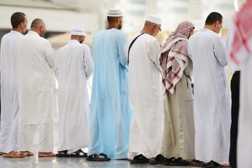Fototapete - Muslims praying together at Holy mosque