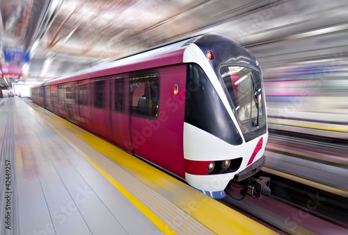 Board z aluminiowym obramowaniem Szybki lrt pociąg w ruchu, Kuala Lumpur