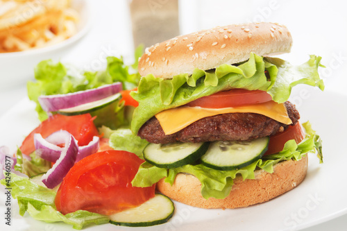Board z aluminiowym obramowaniem Klasyczny hamburger z sałatką warzywną