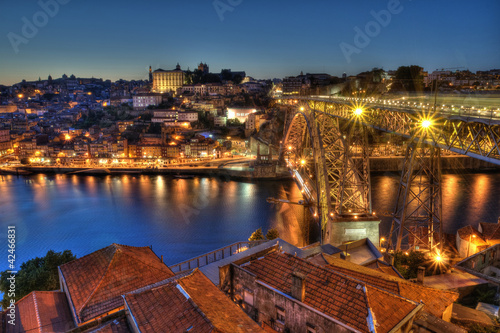 Naklejka samoprzylepna Porto w nocy, portugalia.