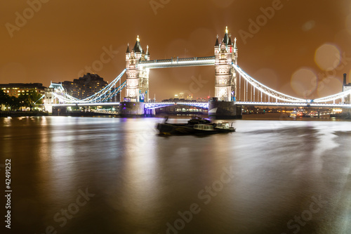 Plakat na papierze fotorealistycznym Wieża brawurowa Londynu w deszczową noc, zjednoczone królestwo