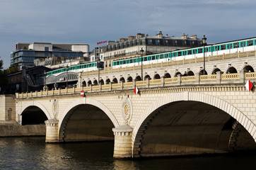 Wall Mural - Métros sur le pont de Bercy