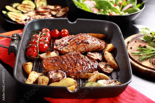 wysmienity-stek-wolowy-z-grillowanym-warzywem