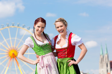 Wall Mural - Junge Frauen in Dirndl in Bayern auf Volksfest