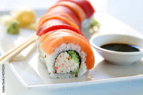 Obraz na płótnie canvas dwuczęściowy "dyptyk" Sushi - rolka tęczy