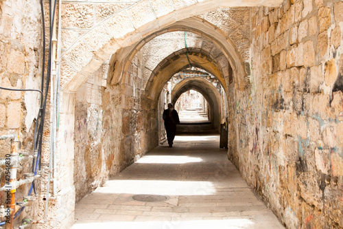 sreet-of-jerusalem-old-city-alley-z-recznie-wygietymi-kamieniami