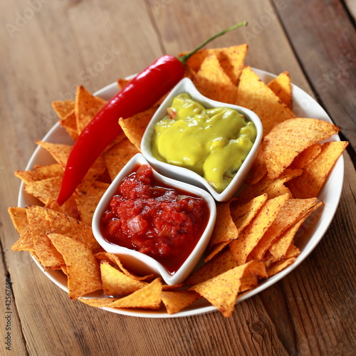 Naklejka na kafelki Tortilla Chips mit Guacamole und Salsa dip