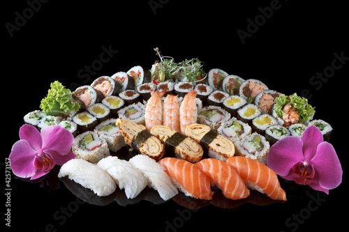 Tapeta ścienna Zestaw sushi na czarnym tle