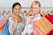 © contrastwerkstatt - zwei freundinnen beim einkauf